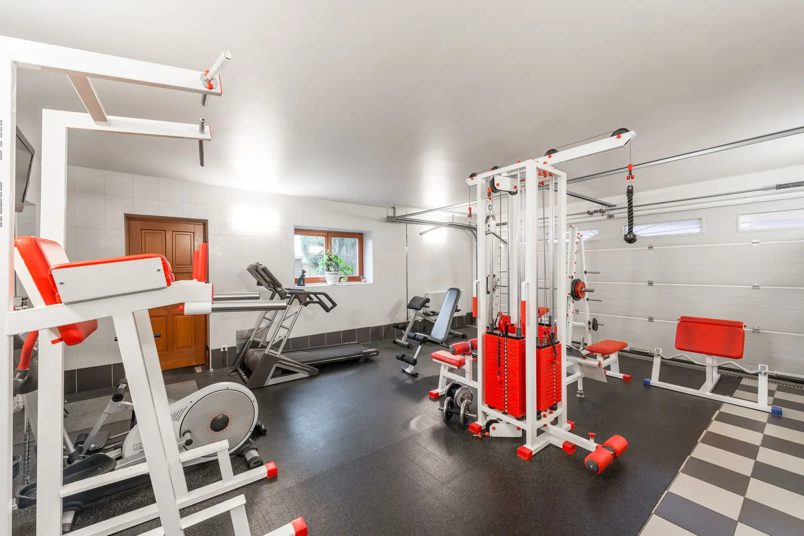Home gym with weight machines
